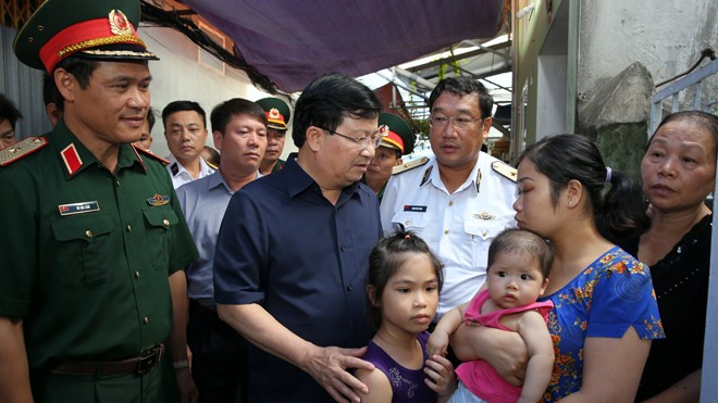 Phó Thủ tướng Trịnh Đình Dũng thăm hỏi, động viên gia đình đồng chí Nguyễn Bá Thế, một trong 9 chiến sĩ đang mất tích trên máy bay Casa 212. Ảnh: Xuân Tuyến.