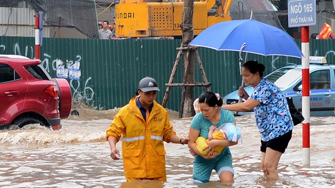 Cảnh ngập lụt thường thấy vào mùa mưa trên đường phố Hà Nội. Ảnh: Như Ý.