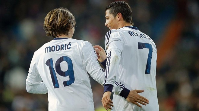 Ronaldo-Modric, những người đồng đội tại Real Madrid sẽ bước vào cuộc đấu không khoan nhượng dưới 2 màu áo Bồ Đào Nha-Croatia. Ảnh: FIFA.com.