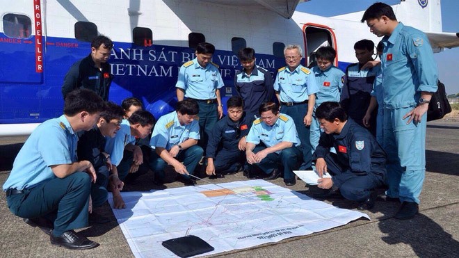 Đại úy Lê Văn Đình (đứng ngoài cùng bên phải) và thượng tá Nguyễn Đức Hảo tham gia bàn phương án tìm kiếm máy bay MH 370 của Malaysia, ngày 15/3/2014.