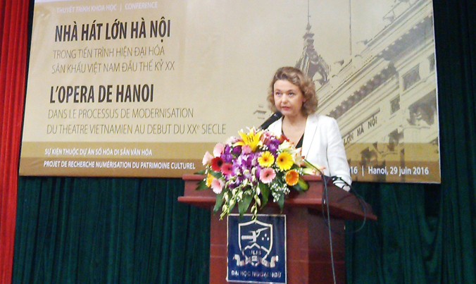 Diễn giả Corinne Flicker nói về Claude Bourrin, người có công truyền bá kịch Pháp vào Việt Nam.