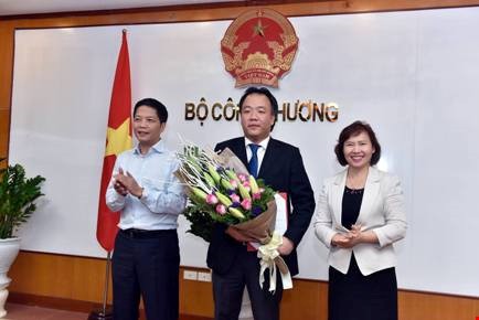 Bộ trưởng Trần Tuấn Anh và Thứ trưởng Hồ Thị Kim Thoa tặng hoa cho tân Chánh văn phòng Trần Hữu Linh. Ảnh: BCT.