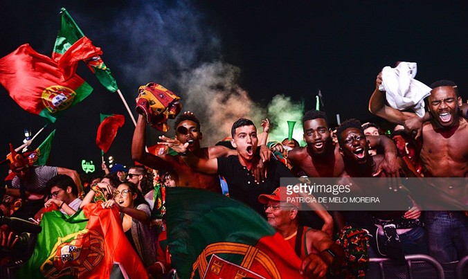 Người hâm mộ Bồ Đào Nha đổ ra đường phố ăn mừng đội tuyển vào đến chung kết Euro 2016. Ảnh: GETTY IMAGES.