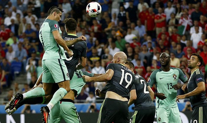 Pha bật cao đánh đầu ghi bàn vào lưới xứ Wales, mở ra chiến thắng cho Bồ Đào Nha của Ronaldo. Ảnh: EPA.