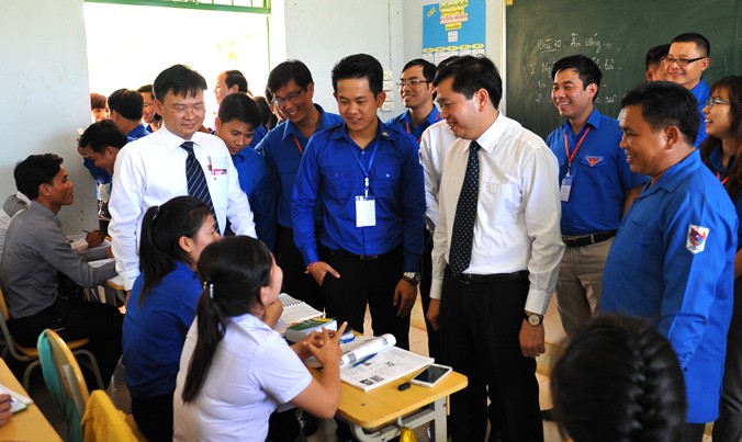 Đoàn đại biểu thanh niên thăm và giao lưu tại Trung tâm tiếng Việt, đại học Champasack. Ảnh: Xuân Tùng.