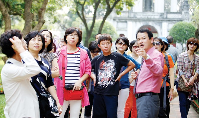 Đoàn khách du lịch Trung Quốc tham quan một điểm du lịch ở Hà Nội. Ảnh: Ngọc Châu.