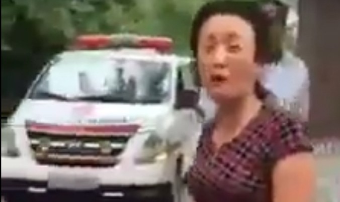 Chị Hoàng Thị Soa (mẹ cháu bé) gào khóc, bức xúc trước những hành vi cản trở không cho xe cấp cứu ra khỏi bệnh viện vào sáng ngày 2/7 (ảnh chụp từ clip).