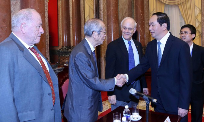 Chủ tịch nước Trần Đại Quang với các giáo sư đạt giải Nobel. Ảnh: TTXVN.