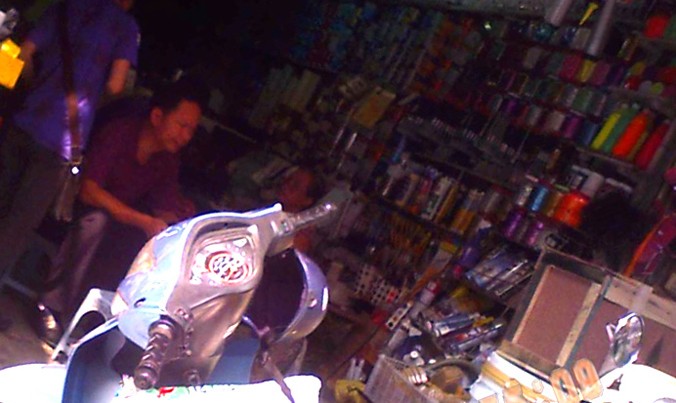 Một cửa hàng bán hoá chất trên phố Hàng Hòm (ảnh cắt từ video clip).