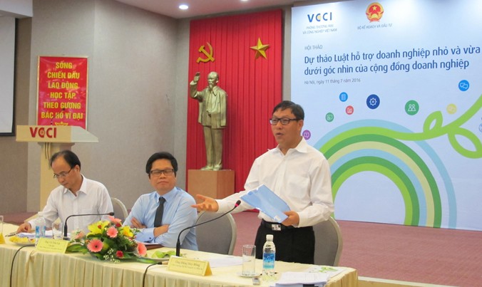 Thứ trưởng KH&ĐT Đặng Huy Đông lấy ví dụ sản phẩm túi nhựa để chứng minh cho việc hỗ trợ DNNVV phát triển.