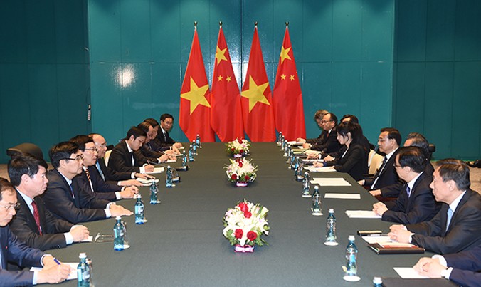 Thủ tướng Nguyễn Xuân Phúc gặp Thủ tướng Trung Quốc Lý Khắc Cường.
