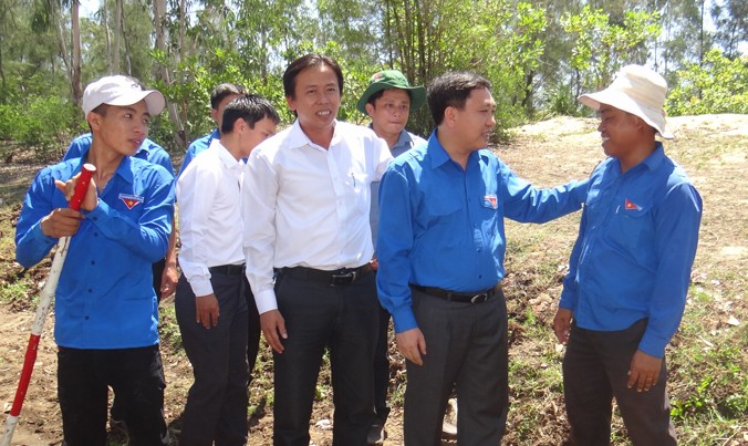 Bí thư Thường trực Trung ương Đoàn Nguyễn Mạnh Dũng thăm hỏi, động viên thanh niên tình nguyện tại huyện Thăng Bình.