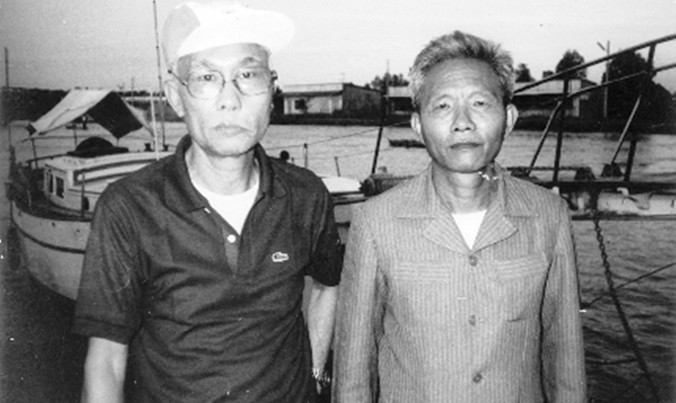 Ông Trần Bạch Đằng (trái).