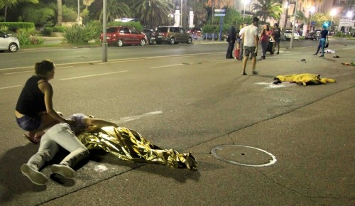 Người bị thương và thiệt mạng nằm tại hiện trường vụ đâm xe tải vào đám đông ở Nice. Ảnh: Reuters