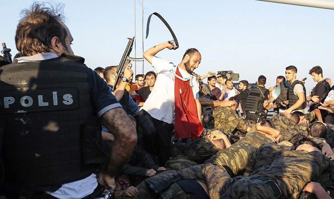 Một người dân dùng thắt lưng đánh các binh sỹ sau khi họ đầu hàng cảnh sát trên cầu Bosphorus. Ảnh: Getty Images.