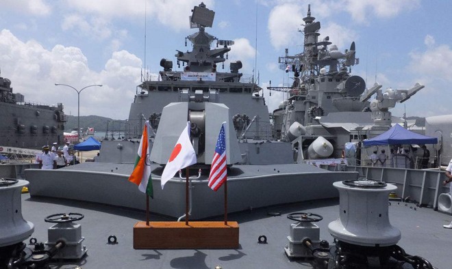 Cờ Ấn Độ, Nhật Bản, Mỹ (từ trái qua) trên tàu chiến Ấn Độ Shivalik. Ảnh: PTI.