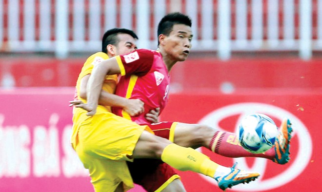 Sài Gòn FC (đỏ) và Hải Phòng (vàng) chia điểm trong trận cầu có 6 bàn thắng. Ảnh: VSI.