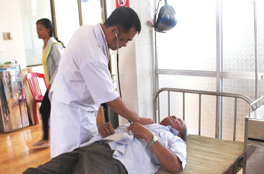 Tình trạng bệnh nhân bị sốt xuất huyết tăng đột biến đang điều trị tại TTYT huyện Cát Tiên, tỉnh Lâm Đồng. Ảnh: Người Lao Động