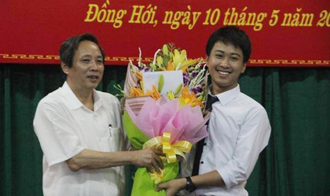 Nguyễn Thế Quỳnh được chào đón tại Quảng Bình sau khi giành huy chương bạc Olympic Vật lý châu Á 2016.