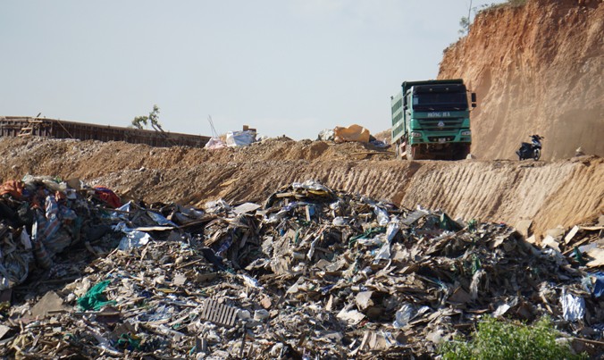 Bãi xử lý chất thải, rác thải của một Cty con thuộc Cty Phú Hà tại xã Kỳ Tân, Kỳ Anh. Ảnh: Minh Thùy.