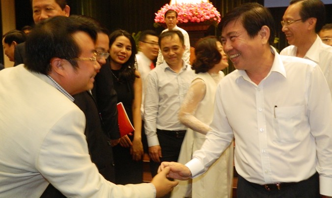 Chủ tịch UBND TPHCM Nguyễn Thành Phong đối thoại với các doanh nhân trẻ và thanh niên khởi nghiệp. Ảnh: Huy Thịnh.
