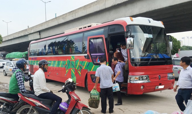 Nhiều nhà xe chạy tuyến Hà Nội - Hải Phòng dàn hàng ngang bắt trả khách trên nhiều tuyến đường Hà Nội.