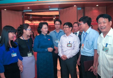 Chủ tịch Quốc hội khóa XIII Nguyễn Thị Kim Ngân trao đổi với các đại biểu quốc hội bên lề kỳ họp. Ảnh Như Ý.