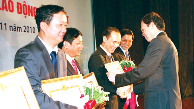 Ông Trịnh Xuân Thanh (ngoài cùng bên trái) nhận phần thưởng cá nhân tại Lễ đón Huân chương hạng nhất của PVC.