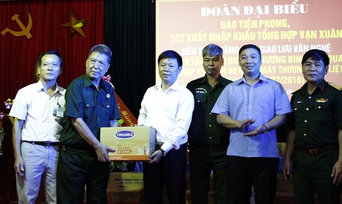 Đoàn đại biểu trao quà cho Trung tâm Điều dưỡng Thương binh Nho Quan (Ninh Bình). Ảnh: Thanh Phương.