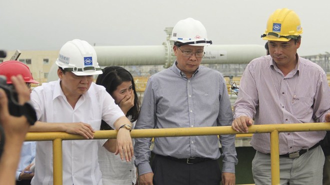 Bộ trưởng TN & MT Trần Hồng Hà (ngoài cùng bên trái) dẫn đầu đoàn công tác kiểm tra hệ thống xử lý nước thải ở Formosa ngày 28/4. Ảnh: Văn Tình.