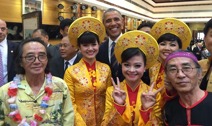 Nghệ sĩ Đoàn Đính (ngoài cùng bìa trái) chụp ảnh cùng Tổng thống Obama.