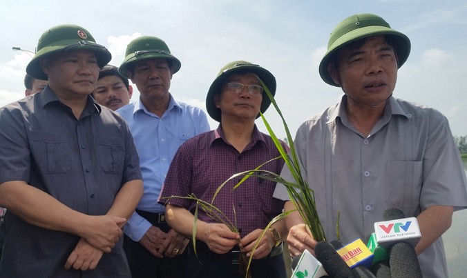 Bộ trưởng NN&PTNT Nguyễn Xuân Cường (ngoài cùng bên phải) yêu cầu các địa phương khẩn trương bơm tiêu nước. Ảnh: Nam Khánh.