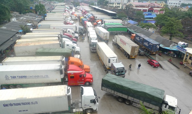 Chỉ vài phút làm thủ tục để thông quan một xe tải chở hàng xuất khẩu - Kinh tế cửa khẩu là thế mạnh đặc biệt của Lạng Sơn. Ảnh: Tùng Duy.