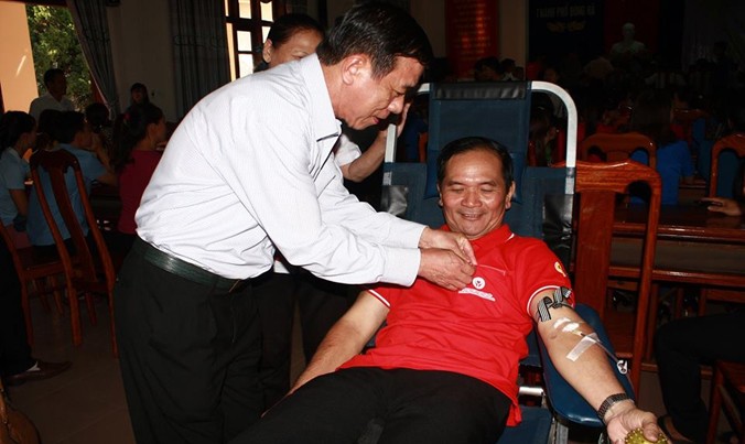 Ông Ngô Quang Mành đang hiến máu.