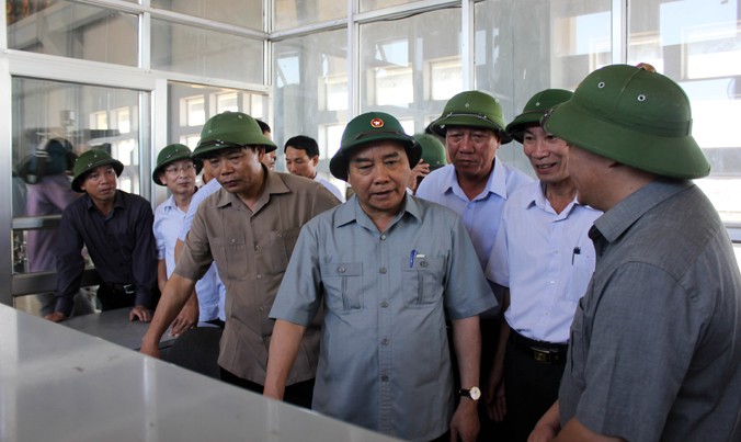 Thủ tướng Nguyễn Xuân Phúc kiểm tra công tác khắc phục hậu quả cơn bão số 1 tại trạm bơm tiêu úng Cốc Thành, huyện Vụ Bản (Nam Định). Ảnh: TTXVN.