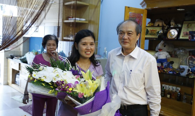 Tổng cục trưởng Tổng cục TDTT Vương Bích Thắng tặng hoa và quà chúc mừng vợ vận động viên Hoàng Xuân Vinh. Ảnh: Hồng Vĩnh.