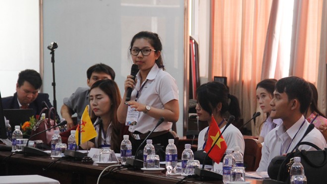 Sinh viên các nước ASEAN phát biểu về các vấn đề giáo dục, việc làm và môi trường tại Hội nghị sinh viên ASEAN 2016. Ảnh: Thanh Trần.