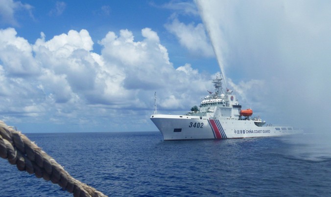 Tàu hải cảnh Trung Quốc phun vòi rồng vào tàu cá Philippines gần bãi cạn Scarborough trên biển Đông. Ảnh: AP.