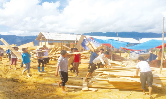 Những chàng trai, cô gái Mông hồ hởi góp công xây trường mới Séo Dì Hồ. Ảnh: Tùng Duy.