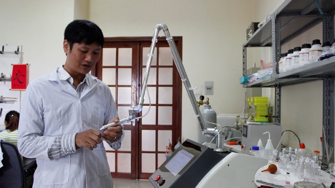 TS Đỗ Hoàng Tùng bên một chiếc máy plasma do anh và các cộng sự chế tạo. Ảnh: Nguyễn Hoài.