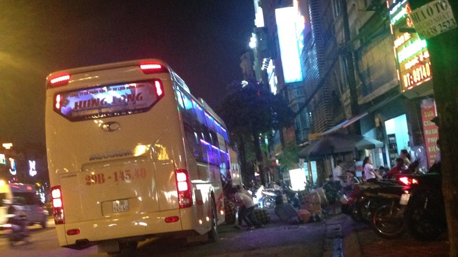 Xe khách trá hình hoạt động công khai trên đường Đại Cồ Việt - Hà Nội. Ảnh: Bảo An.