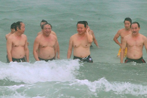 Bộ trưởng Tài nguyên và Môi trường Trần Hồng Hà (thứ 3 từ trái sang) cùng thứ trưởng Võ Tuấn Nhân (bìa trái) tắm biển Cửa Việt. Ảnh: Vnexpress