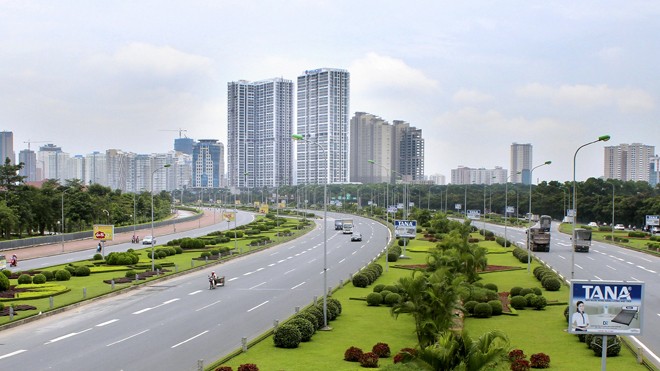 Đại lộ Thăng Long dài 24km mỗi năm ngốn 53 tỷ đồng tiền cắt cỏ, tỉa một ít cây hoa.