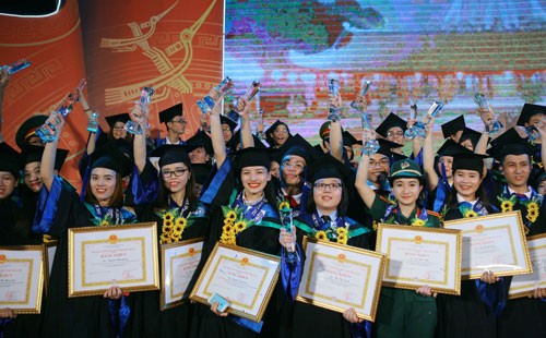 Tuyên dương 100 thủ khoa xuất sắc tốt nghiệp các trường đại học, học viện trên địa bàn thành phố Hà Nội. Ảnh: Hà Nội mới