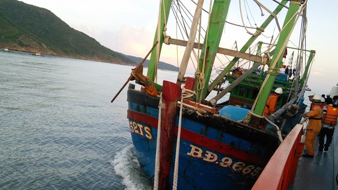Nhiều ngư dân và chuyên gia kinh tế đều khẳng định có sự độc quyền, “ăn chia” địa bàn trong bảo hiểm tàu cá. Ảnh: Sỹ Lực.