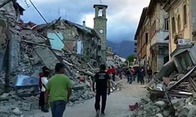 Con phố chính ở Amatrice sau trận động đất sáng qua. Ảnh: AP.