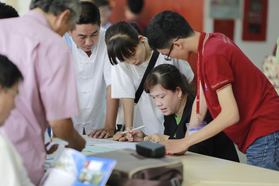 Thí sinh làm thủ tục đăng ký xét tuyển tại Trường ĐH Nguyễn Tất Thành. Ảnh: Vietnamnet