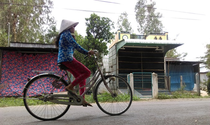 Trên dọc tuyến dân cư, cứ cách vài căn nhà có nhà bỏ trống. Tại xã Phú Lộc, một dọc 3 căn nhà liền kề người dân bỏ nhà đi làm ăn xa. Ảnh: Việt Văn.