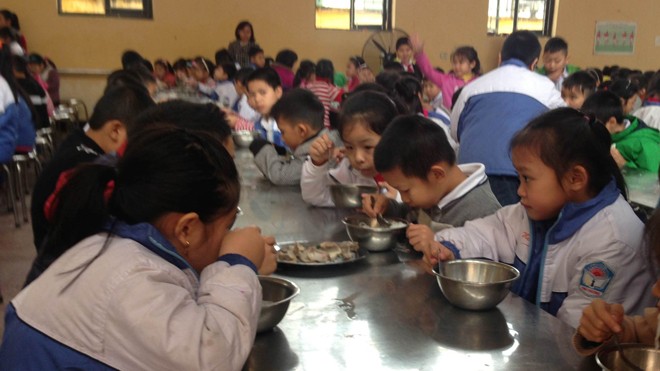 Một bữa ăn không rau, chỉ có thịt và tinh bột của học sinh một trường tại Hà Nội.