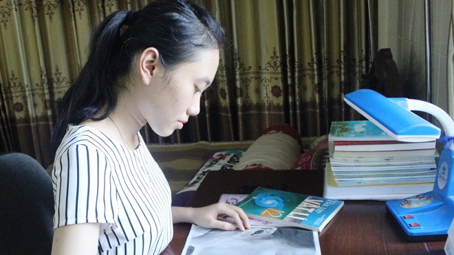 Phương Linh đạt danh hiệu nữ thủ khoa kép tại cụm thi Hà Tĩnh.